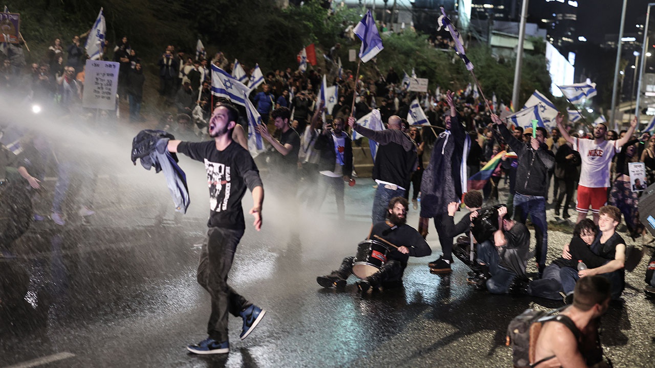 В Тель-Авиве против толпы протестующих применили водометы