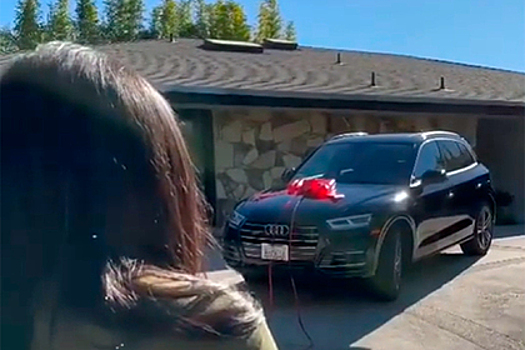 Певица подарила матери роскошную машину, довела ее до слез и сняла на видео