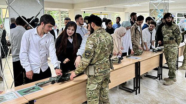 Ко Дню Победы сотрудники спецполка полиции Чечни организовали выставку оружия для студентов