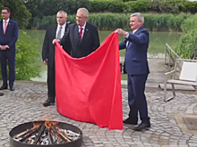 Президент Чехии прилюдно сжег трусы