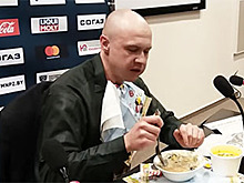 Съевшего газету журналиста  сняли на видео