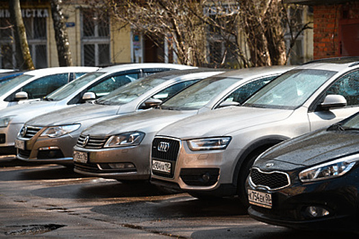 Столичным водителям посоветовали парковать авто подальше от деревьев из‑за грозы