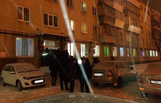 Курганцы стоят в очереди на улице, чтобы попасть в стоматологию