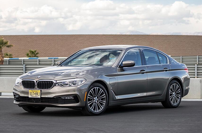 BMW 5 Series (гибрид). Баварский бизнес-седан в кузове G30 представлен в 2016-м, обновлён в 2020-м и снят с производства в нынешнем году. Гибридная версия теряет в среднем 58,8 процента (37 975 долларов) за пять лет. При этом модификации с традиционными двигателями внутреннего сгорания немного ликвиднее: за тот же период они дешевеют на 55,3 процента, или 39 856 долларов.