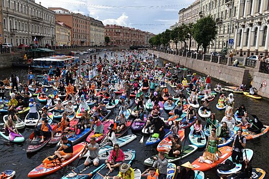 В Санкт-Петербурге прошел фестиваль сапсерфинга «Фонтанка SUP». На старт вышли 10 000 участников