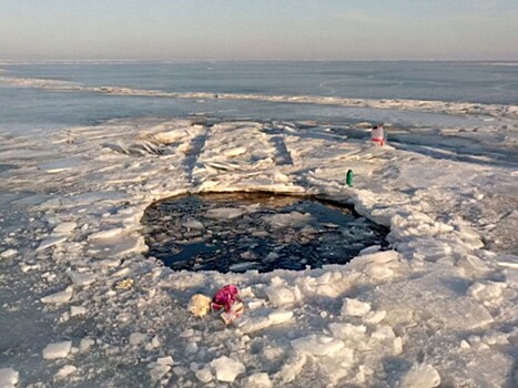 Рыбаки на Байкале провалились под лёд вместе с машиной