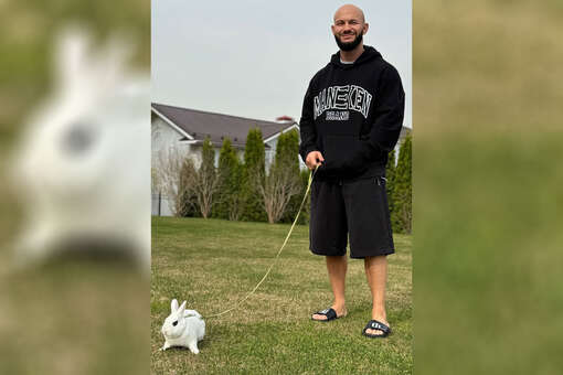 Модель Оксана Самойлова опубликовала фото Джигана на прогулке с кроликом