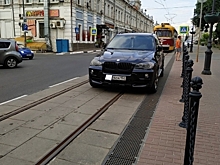 Оставленная на путях машина парализовала движение трамваев по Рождественской