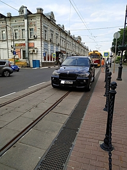 Оставленная на путях машина парализовала движение трамваев по Рождественской
