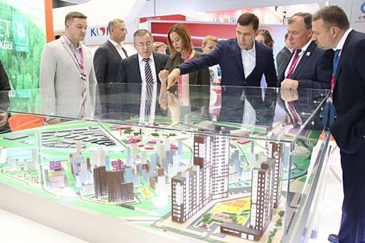 Губернатору на ИННОПРОМе презентовали значимые городские проекты – «ЗОО-парк» и многофункциональную ледовую арену
