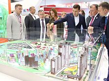 Губернатору на ИННОПРОМе презентовали значимые городские проекты – «ЗОО-парк» и многофункциональную ледовую арену