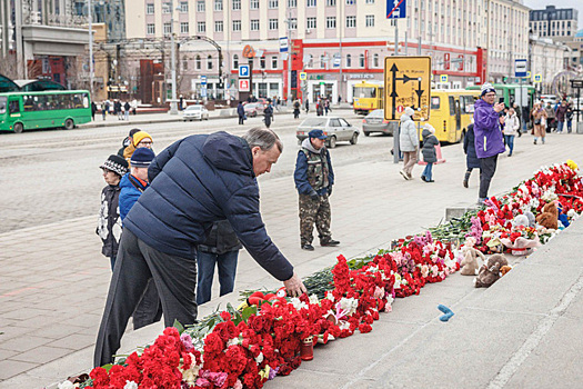 Мэр Екатеринбурга пришел к мемориалу в центре города