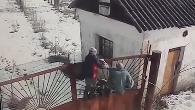 Двое нетрезвых жителей Комсомольска, с трудом преодолев заводские ворота, похитили оттуда металл