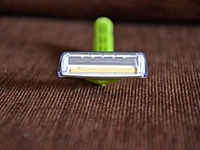 В косметическом бренде назвали главную ошибку женщин во время бритья тела