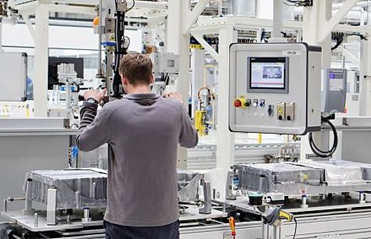 Skoda приступила к производству аккумуляторных батарей для гибридов Volkswagen Group