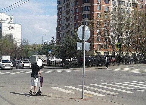 На Пулковской поправили и закрепили стойку со знаками «Пешеходный переход»