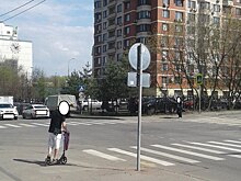 На Пулковской поправили и закрепили стойку со знаками «Пешеходный переход»