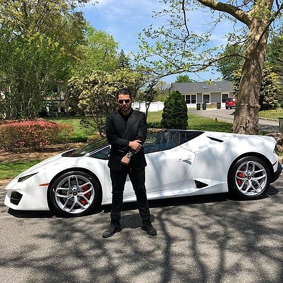 Бизнесмен Майкл Маддалони  и молдавская модель Дарья Радионова попозировали на фоне Lamborghini.