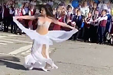 В Хабаровске директор школы увольняется после танца живота на линейке