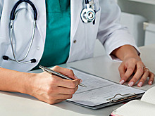 «Фонтанка»: медучреждения Петербурга получили распоряжение не выпускать сотрудников за границу