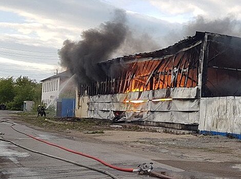 В Магнитогорске локализовали пожар в цехе пластиковых панелей