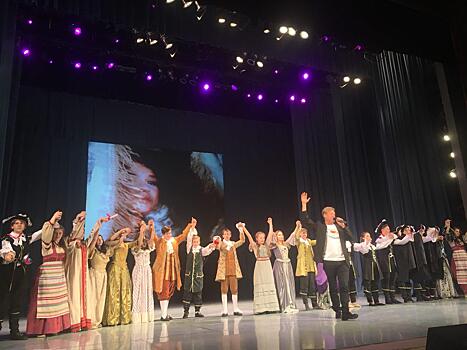 «Это ноу‐хау»: Дмитрий Харатьян представил спектакль по мотивам «Гардемаринов»