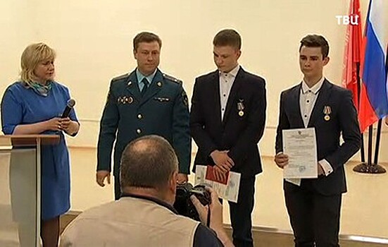 Школьники награждены медалью МЧС за спасение тонущей девочки