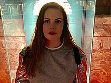 Екатерина Андреева примерила шапку с цепями на лице