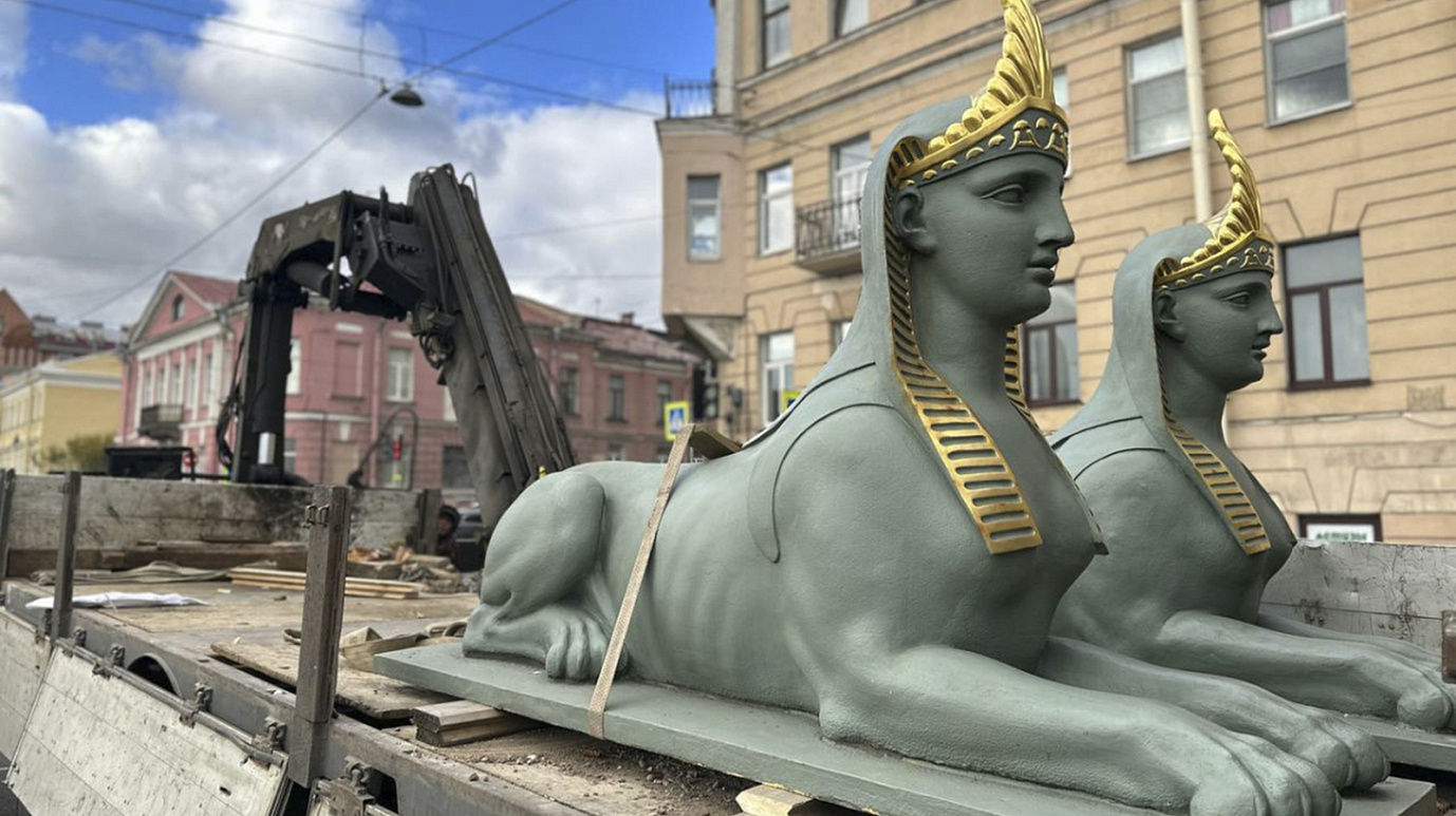 В Петербурге Египетский мост лишился сфинксов