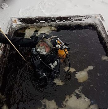 Аквалангисты затеяли что-то секретное на дне костромского пруда