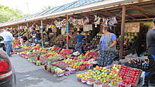 Ведро - единственное мерило для туристов на рынке в селе Вандам
