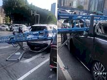 Буровая установка обрушилась на трассу и повредила несколько автомобилей