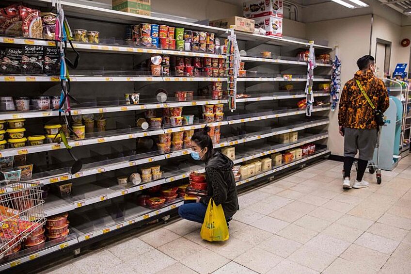 Люди стараются закупать продукты в супермаркетах сразу на длительный срок…