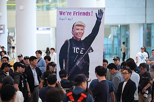 Задержанные в США южнокорейские рабочие вернулись домой