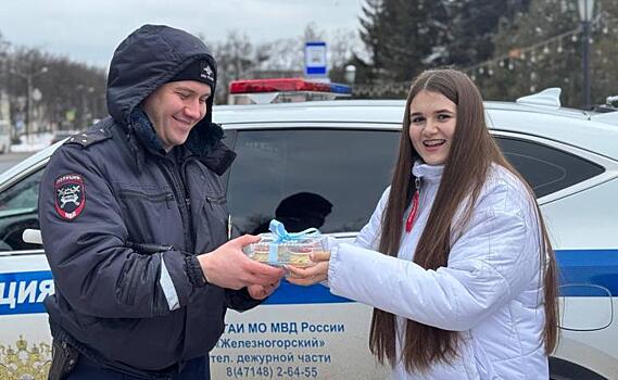 Тортики получили водители в Железногорске Курской области