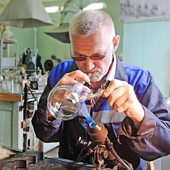 Профессии Ростеха: стеклодув