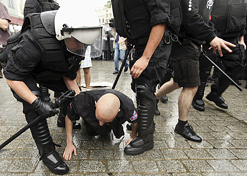 Gazeta Wyborcza (Польша): акция полиции у торгового центра в Кракове
