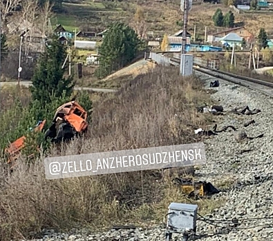 Поезд в Кузбассе уничтожил стоявший на рельсах "КамАЗ"