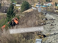 Поезд в Кузбассе уничтожил стоявший на рельсах "КамАЗ"