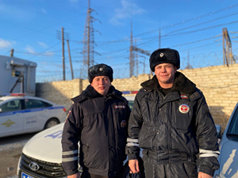 Сотрудники свердловской Госавтоинспекции оказали помощь двум водителям на трассе