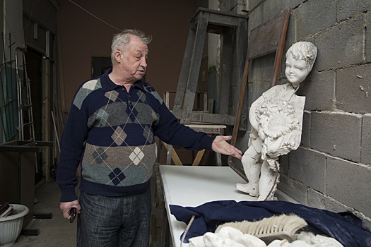 Челябинский скульптор предложил заменить барельеф с октябрятами на доме в центре города