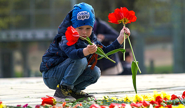 Власти латвийского города разрешили жителям возложить цветы в День Победы