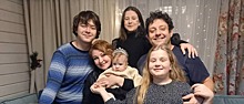 Михаил Полицеймако показал семейную фотографию со своими четырьмя детьми и мамой