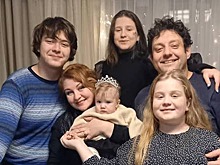 Михаил Полицеймако показал семейную фотографию со своими четырьмя детьми и мамой