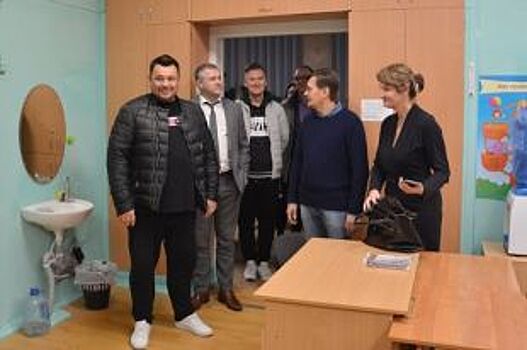 Певец Сергей Жуков посетил в Димитровграде школу, в которой учился сам