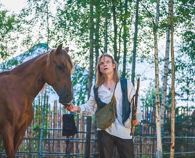 В конном драмтеатре Евгения Ткачука пройдет спектакль «Священный полет цветов» — зрителей ждут поэзия, абсурд и лошади