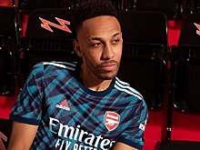 «Арсенал» представил третью форму с зигзагообразным узором. Она вдохновлена стилем 90-х