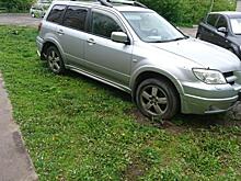 В Курске составлен 21 протокол за парковку на газонах