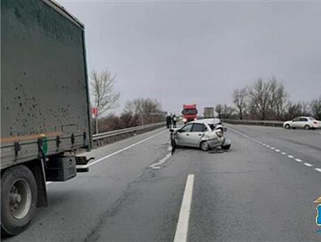 Под Самарой столкнулись две фуры и легковушка