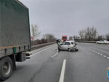 Под Самарой столкнулись две фуры и легковушка